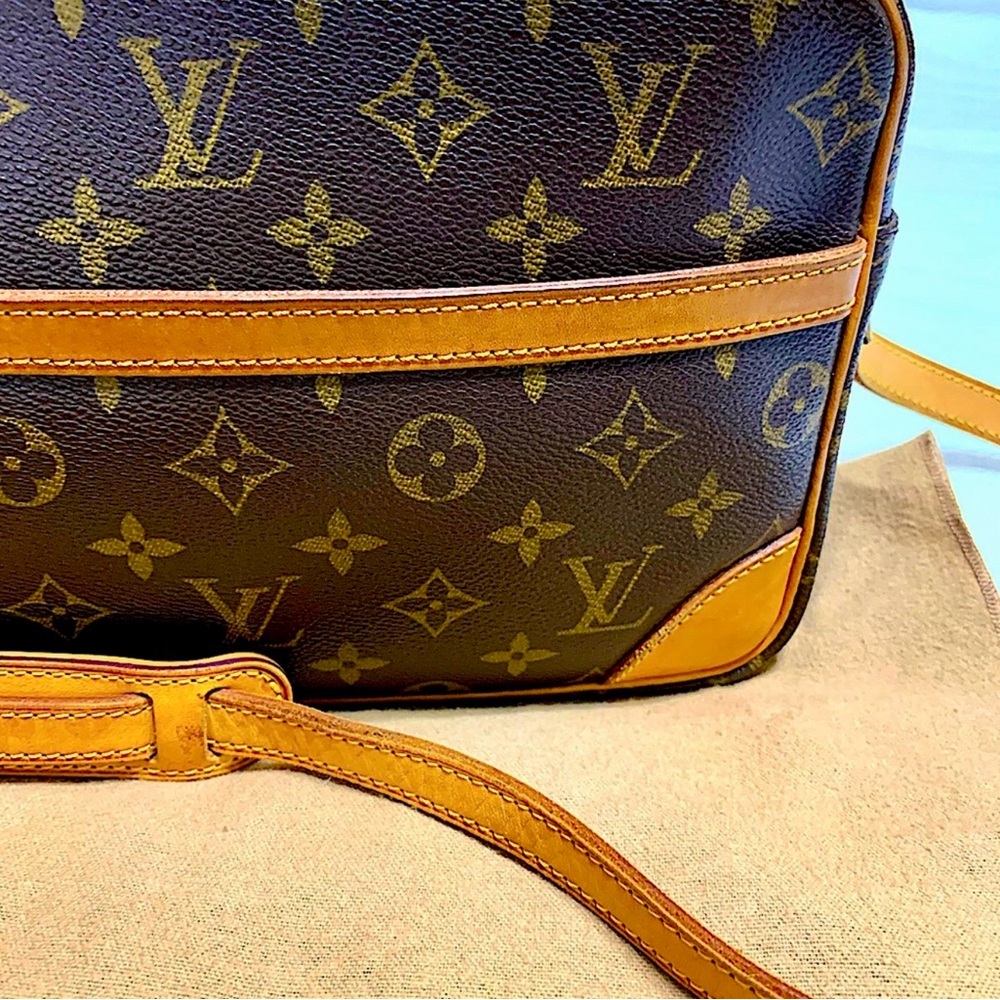 Authentic Louis Vuitton Tracadero 27 Monogram - Picture 2 of 13